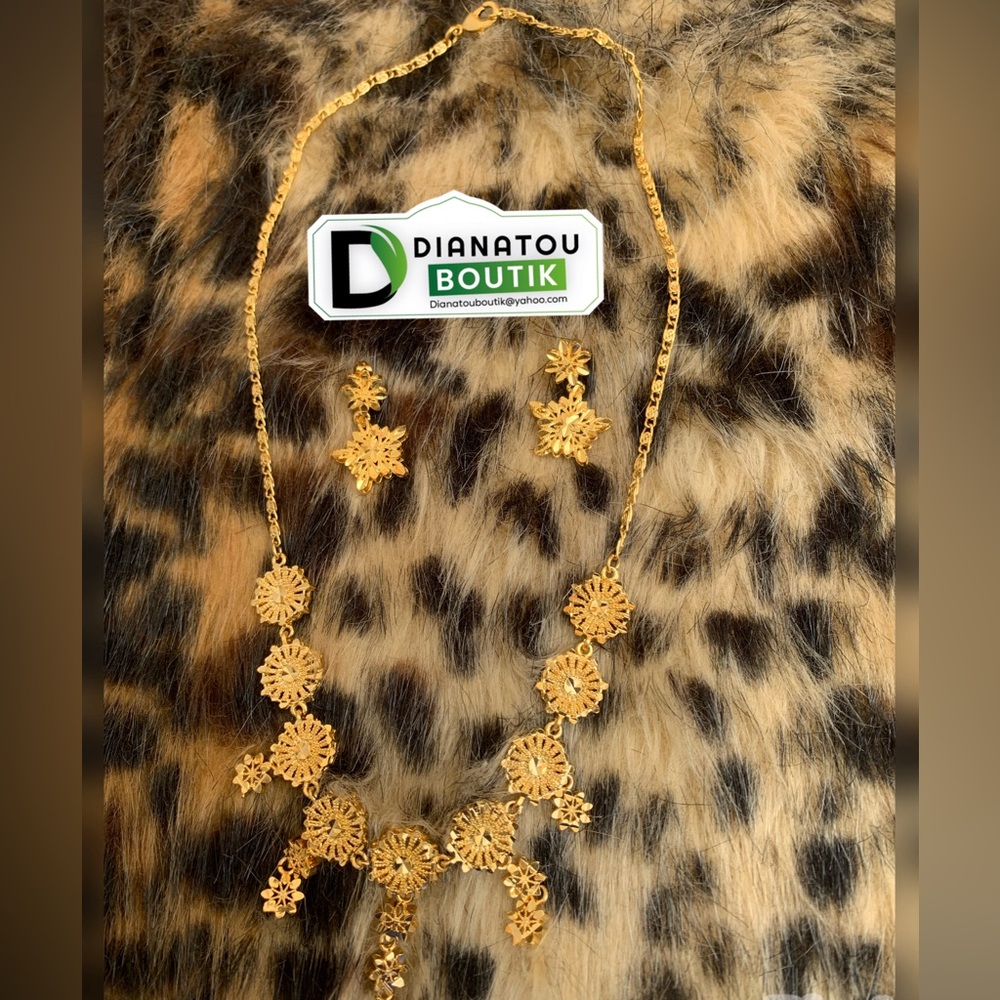 Gold Floral Filigree Necklace & Earring Set
